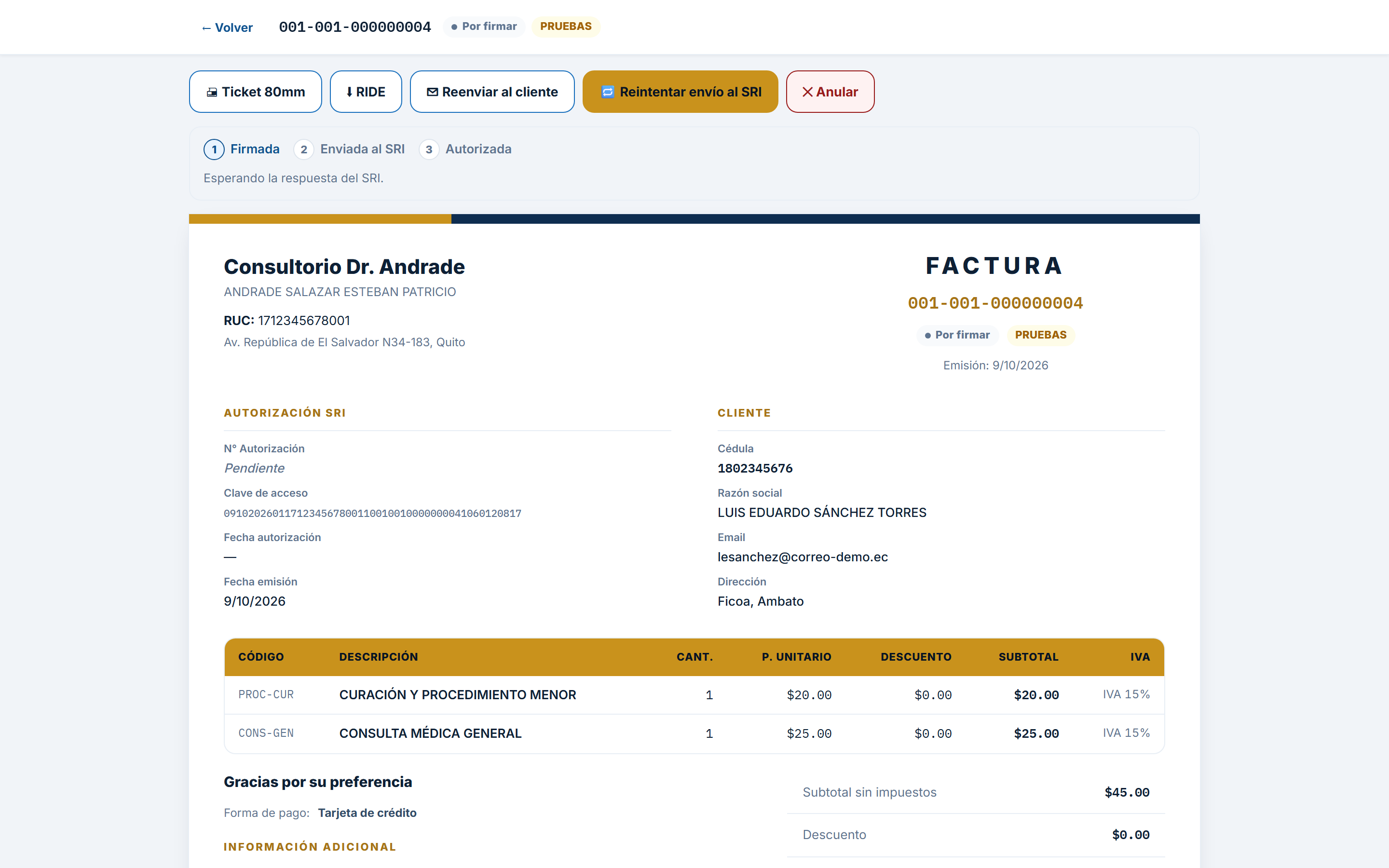Formulario de factura electrónica de FactCloud con cliente, servicio y estado de autorización del SRI